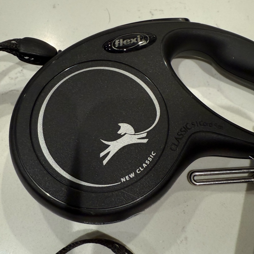 Flexi Black Retractable Leash - Picture 2 of 3